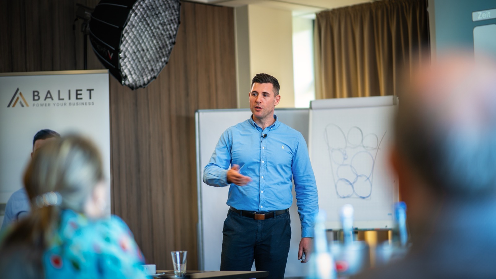 Team-Meeting mit klarer Verantwortlichkeits-Matrix am Flipchart